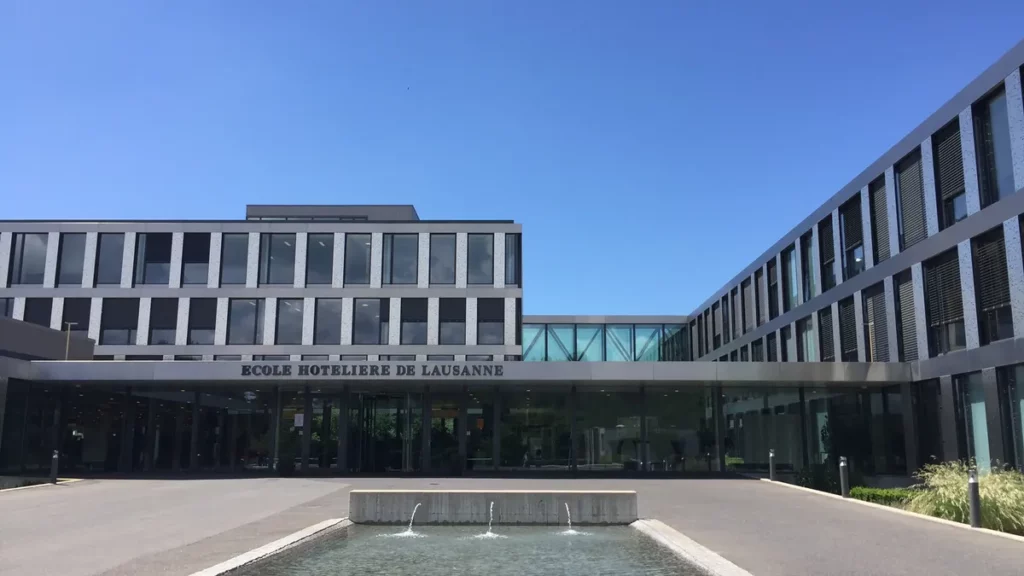 Главный вход в École hôtelière de Lausanne (EHL)
