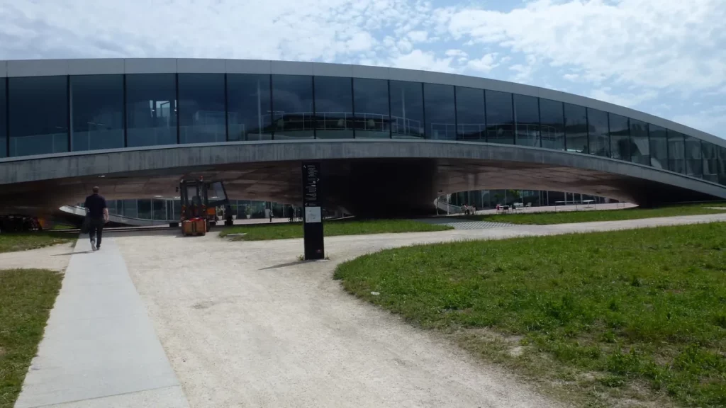 Rolex Learning Center в кампусе EPFL в Лозанне