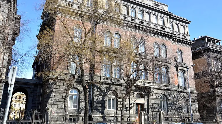 Главное здание Университета Земмельвайса на улице Юллёи, Будапешт
