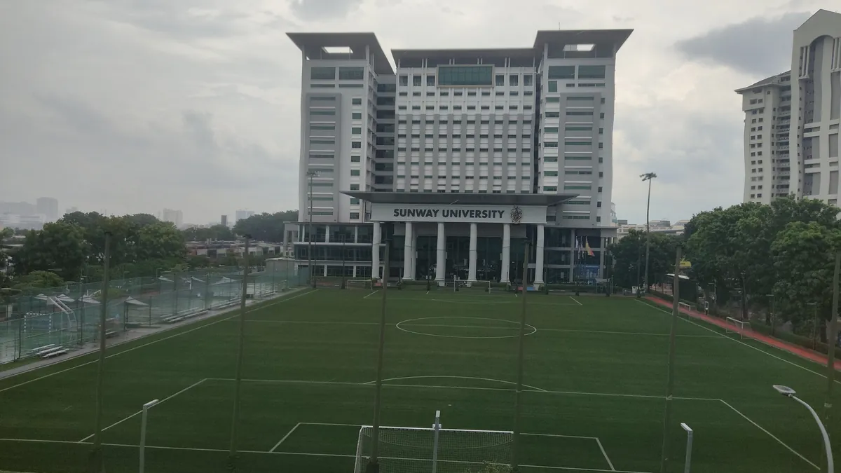 Кампус Sunway University в Бандар-Санвее. Фото: *angys*, Wikimedia Commons, CC BY-SA 4.0 Кампус Sunway University в Бандар-Санвее