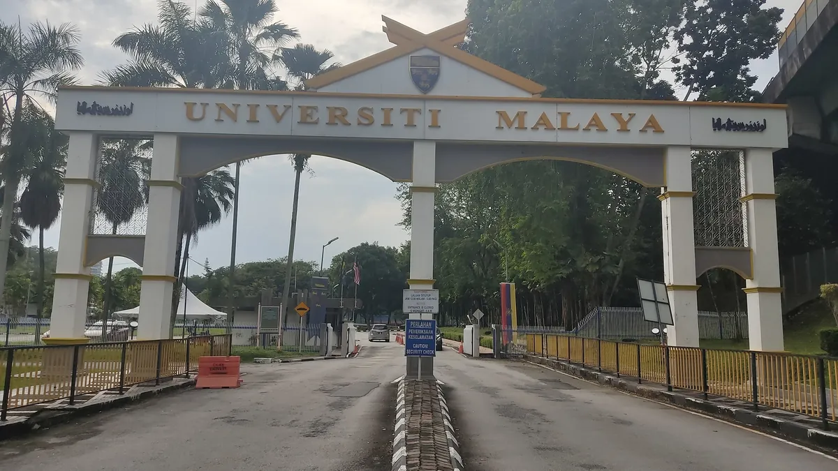 Ворота Университета Малайя (Universiti Malaya), Куала-Лумпур. Фото: *angys*, Wikimedia Commons, CC BY-SA 4.0 Ворота Университета Малайя (Universiti Malaya), Куала-Лумпур
