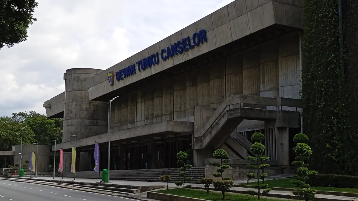 Зал Dewan Tunku Canselor в Университете Малайя, Куала-Лумпур. Фото: Wiki Farazi, Wikimedia Commons, CC0 Зал Dewan Tunku Canselor в Университете Малайя, Куала-Лумпур