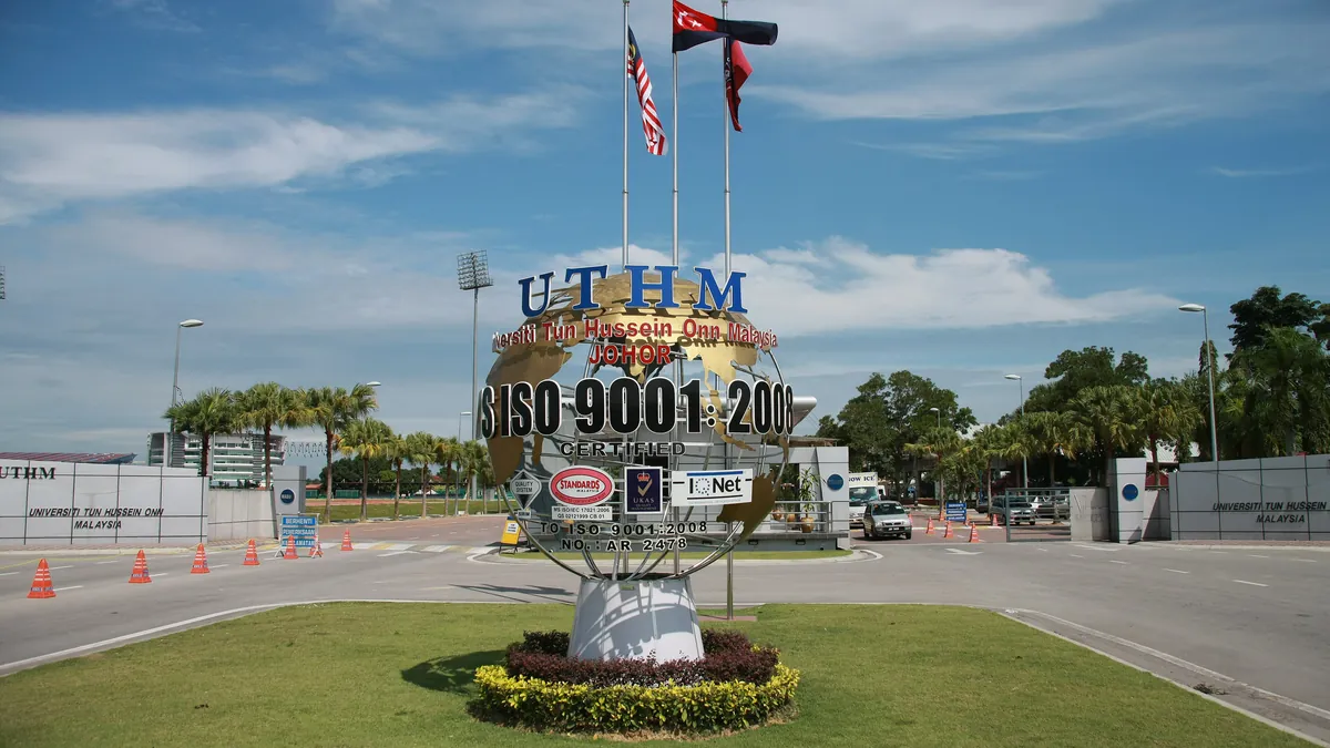 Вход в Университет Тун Хусейн Онн (UTHM), Бату-Пахат. Фото: UTHM, Wikimedia Commons, CC BY-SA 3.0 Вход в Университет Тун Хусейн Онн (UTHM), Бату-Пахат