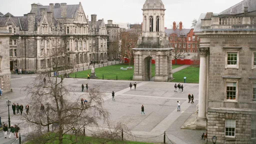 Главная площадь Trinity College Dublin