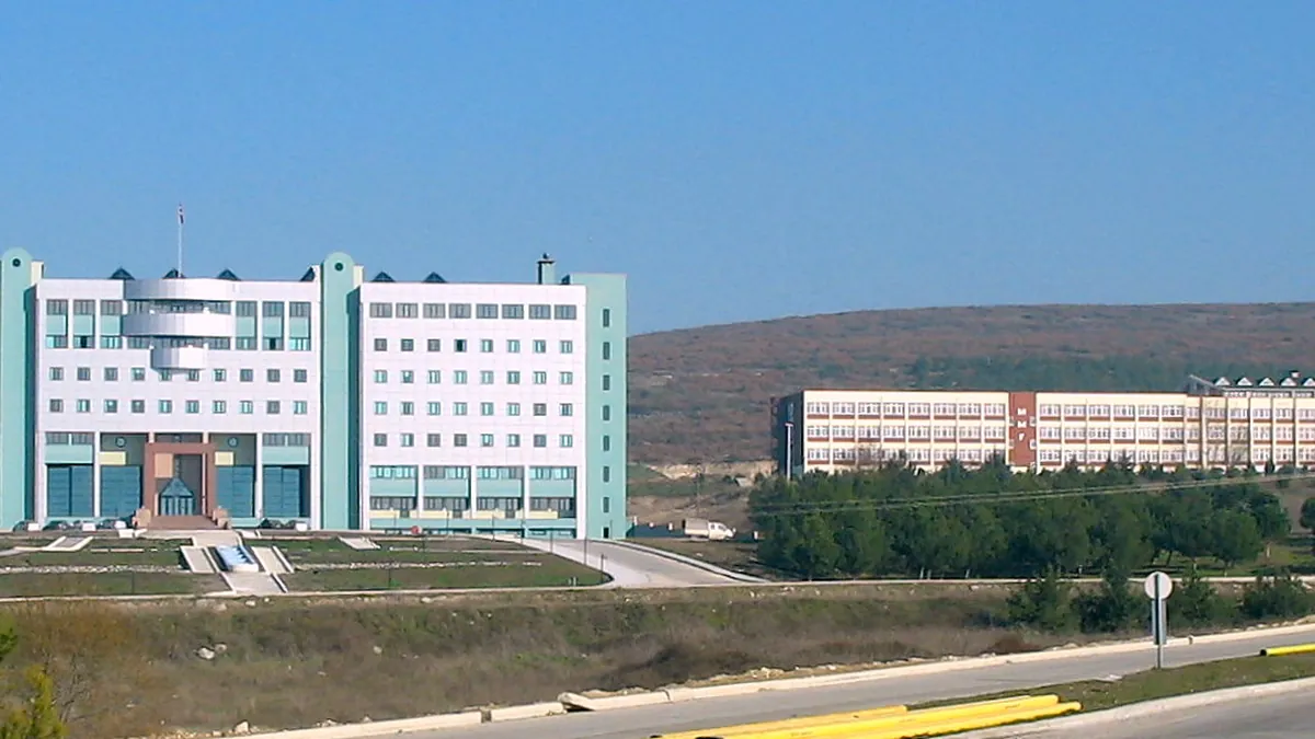 Университет Балыкесира (Balıkesir Üniversitesi), Балыкесир. Фото: The original uploader was Citrat at Turkish Wikipedia., Wikimedia Commons, CC BY-SA 3.0 Университет Балыкесира (Balıkesir Üniversitesi), Балыкесир