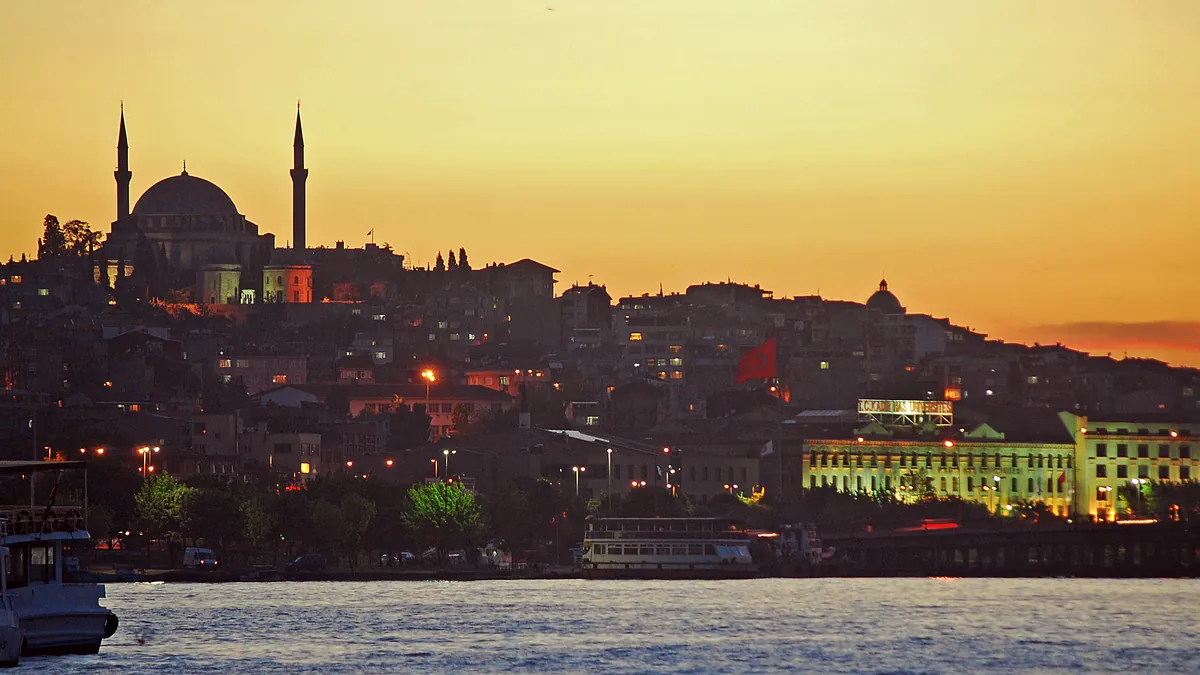 Стамбульский университет Галата (İstanbul Galata Üniversitesi), Стамбул. Фото: Joseph Kranak, Wikimedia Commons, CC BY 2.0 Стамбульский университет Галата (İstanbul Galata Üniversitesi), Стамбул