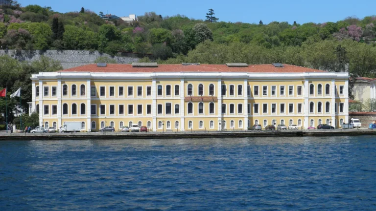 Университет Галатасарай (Galatasaray Üniversitesi), Стамбул Университет Галатасарай (Galatasaray Üniversitesi), Стамбул