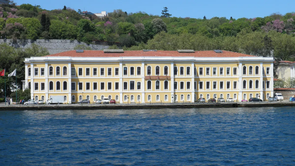 Университет Галатасарай (Galatasaray Üniversitesi), Стамбул. Фото: Mister No, Wikimedia Commons, CC BY 3.0 Университет Галатасарай (Galatasaray Üniversitesi), Стамбул