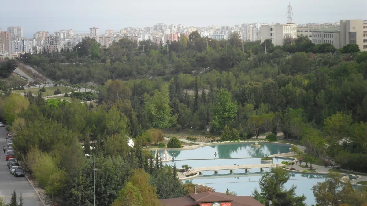 Университет Мерсина (Mersin Üniversitesi), Мерсин. Фото: Cobija, Wikimedia Commons, CC0 Университет Мерсина (Mersin Üniversitesi), Мерсин