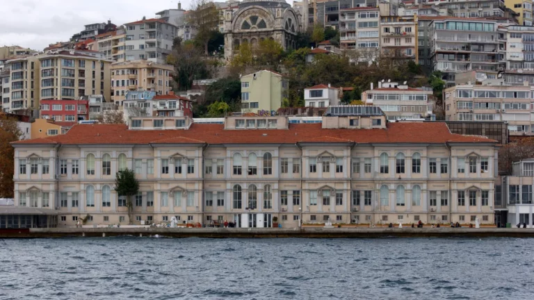 Университет изящных искусств имени Мимара Синана (Mimar Sinan Güzel Sanatlar Üniversitesi), Стамбул Университет изящных искусств имени Мимара Синана (Mimar Sinan Güzel Sanatlar Üniversitesi), Стамбул