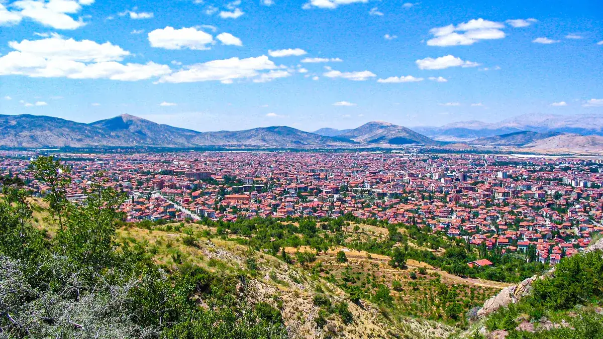 Ыспарта — город, где находится Университет имени Сулеймана Демиреля. Фото: Isparta at Turkish Wikipedia, Wikimedia Commons, Public domain Ыспарта — город, где находится Университет имени Сулеймана Демиреля