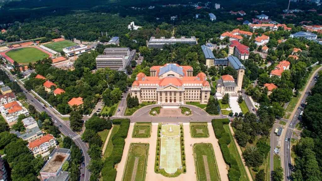 University of Debrecen admission guide ебреценский университет поступление и главный корпус кампуса в Венгрии